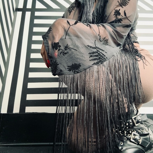 Black floral lace fringe top - Picture 3 of 4